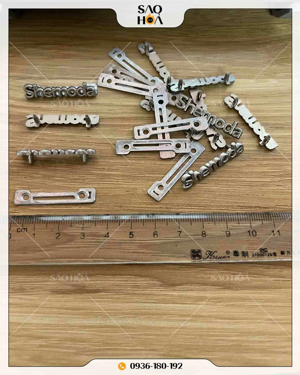 A008 Mác kim loại cắt chữ chân dập